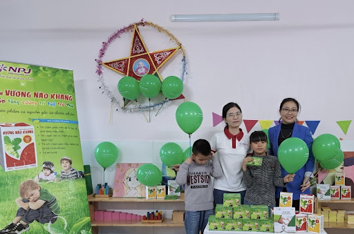 Đại diện nhãn hàng Vương Não Khang cùng các bé tại trung tâm Khai Trí 
